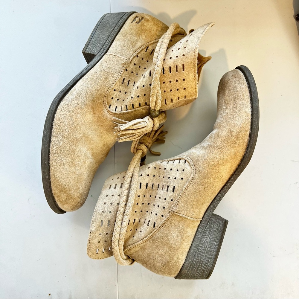 Billabong Beige Suede Ankle Boots with Tassels - Picture 11 of 12